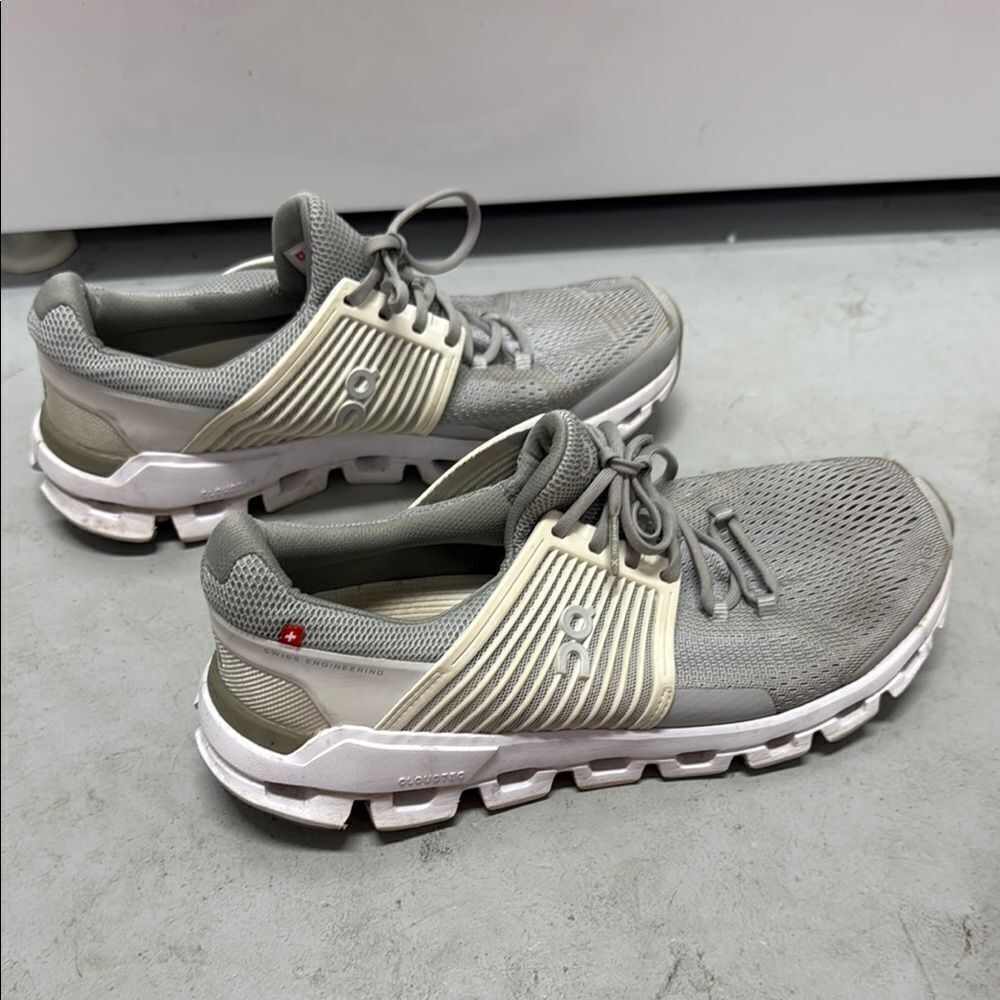 On Cloud Running Gray and Cream Athletic Shoes with Cushioned Soles - Size 9